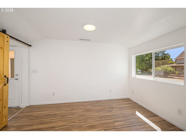 823 4TH St, Springfield, OR 97477