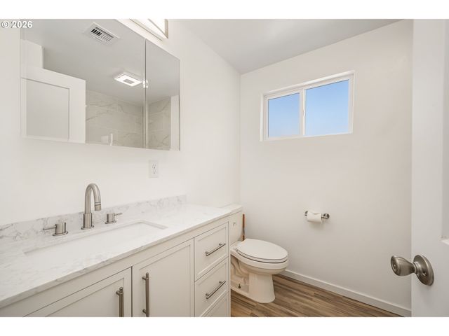 823 4TH St, Springfield, OR 97477