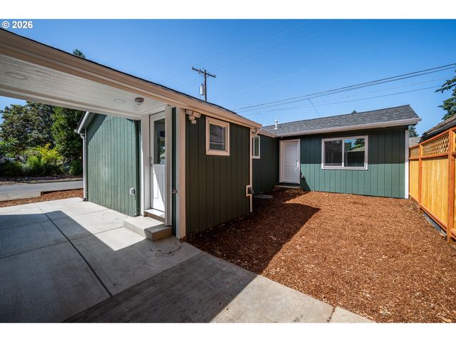 823 4TH St, Springfield, OR 97477