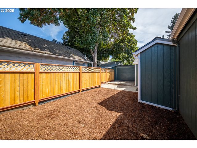 823 4TH St, Springfield, OR 97477