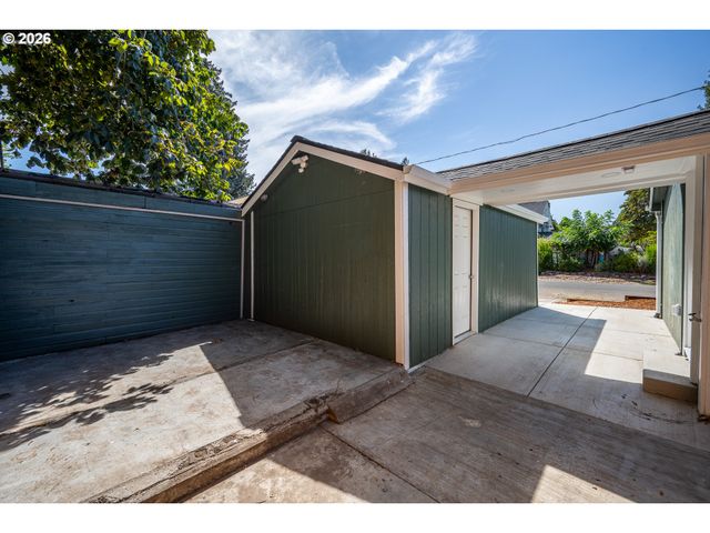 823 4TH St, Springfield, OR 97477