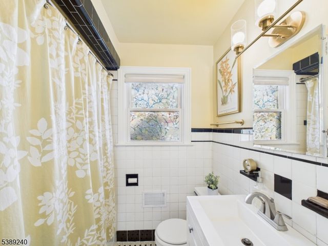 726 Stockton St, New Milford Boro, NJ 07646