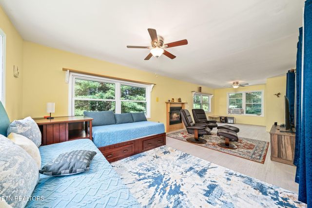 614 W Creston Rd, Crossville, TN 38571