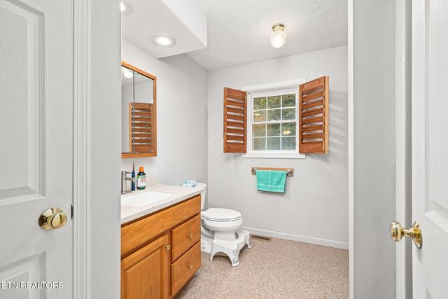 614 W Creston Rd, Crossville, TN 38571