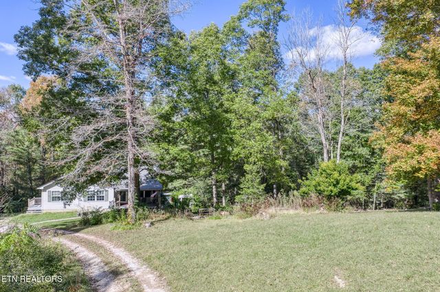 614 W Creston Rd, Crossville, TN 38571