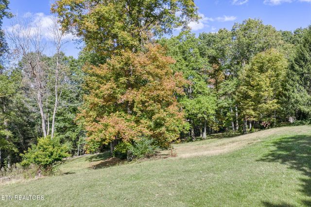 614 W Creston Rd, Crossville, TN 38571