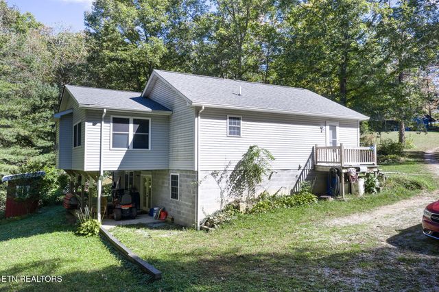 614 W Creston Rd, Crossville, TN 38571