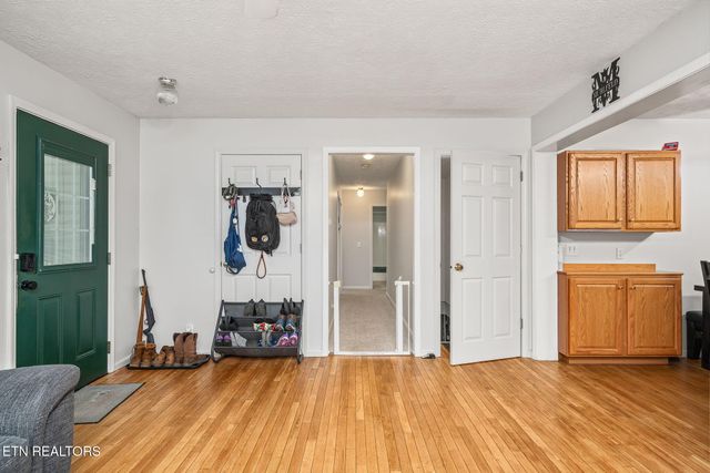 614 W Creston Rd, Crossville, TN 38571