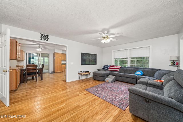 614 W Creston Rd, Crossville, TN 38571