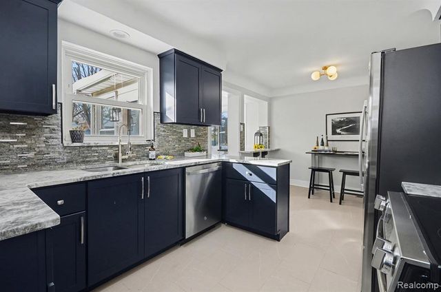 15164 Deerfield Avenue, Eastpointe, MI 48021