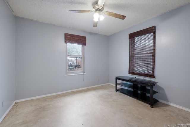 1415 Longhorn, Floresville, TX 78114