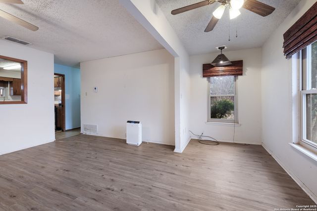 1415 Longhorn, Floresville, TX 78114