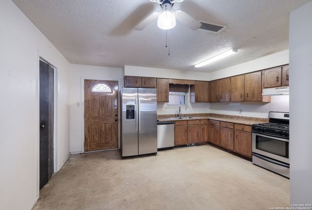 1415 Longhorn, Floresville, TX 78114