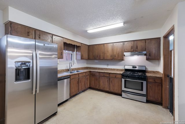 1415 Longhorn, Floresville, TX 78114