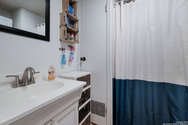 1415 Longhorn, Floresville, TX 78114