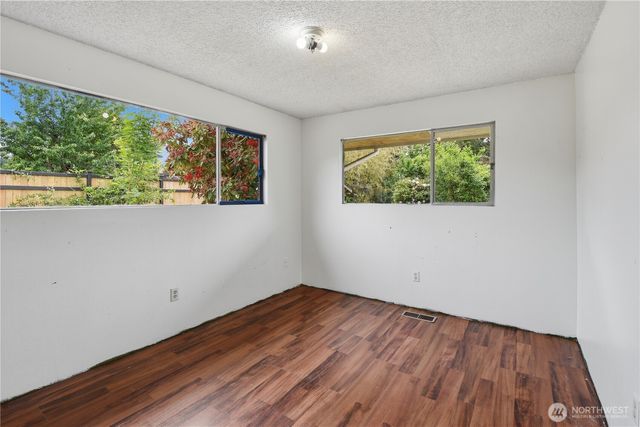 817 NE 10th St, North Bend, WA 98045