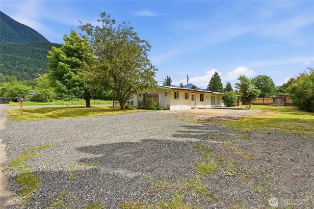 817 NE 10th St, North Bend, WA 98045