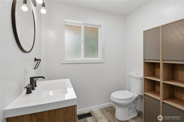 817 NE 10th St, North Bend, WA 98045