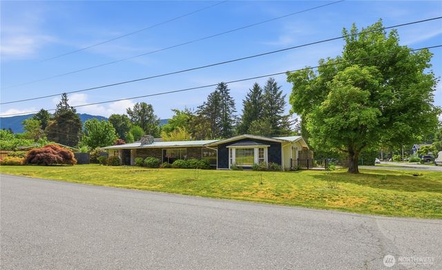 817 NE 10th St, North Bend, WA 98045