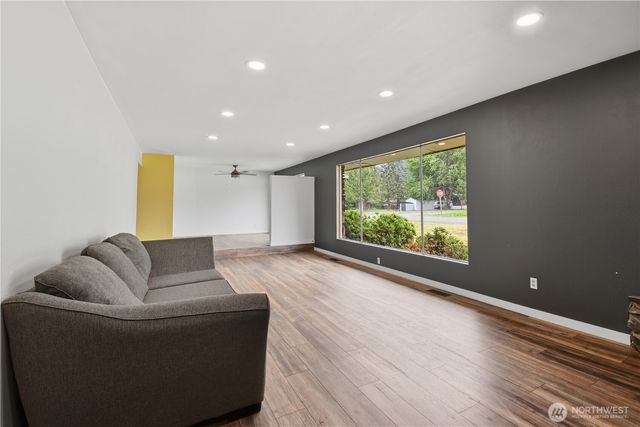 817 NE 10th St, North Bend, WA 98045