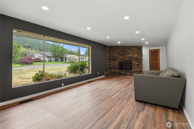 817 NE 10th St, North Bend, WA 98045