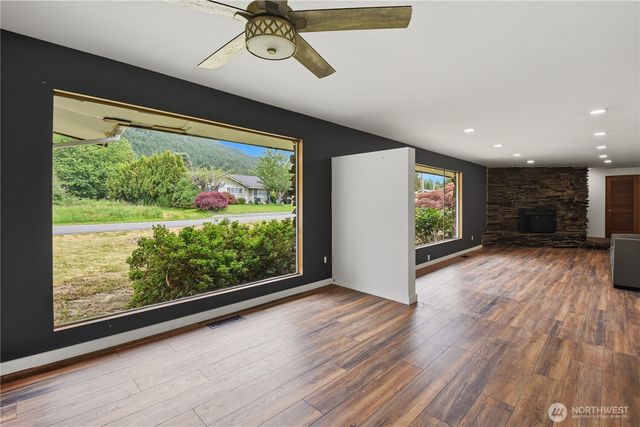 817 NE 10th St, North Bend, WA 98045