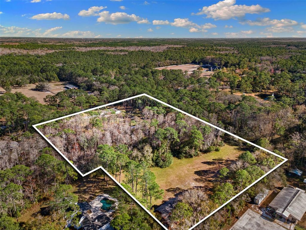 Image 4 of property listing at 1054 RANCH ROAD, Tarpon Springs, FL 34688