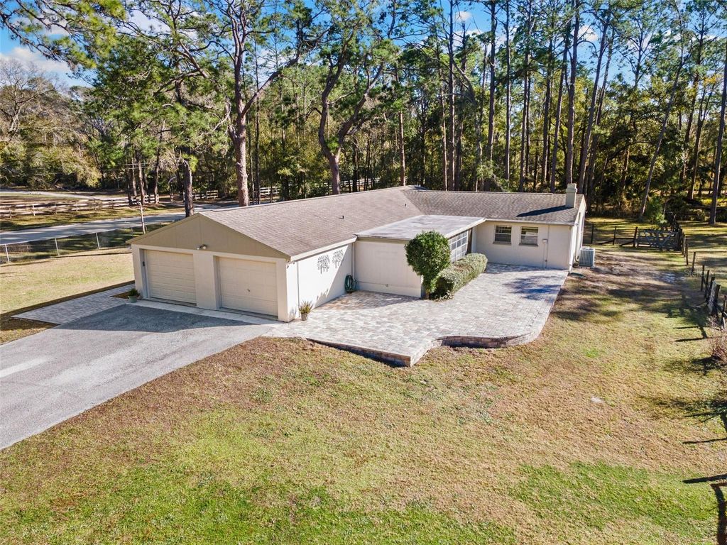 Image 8 of property listing at 1054 RANCH ROAD, Tarpon Springs, FL 34688