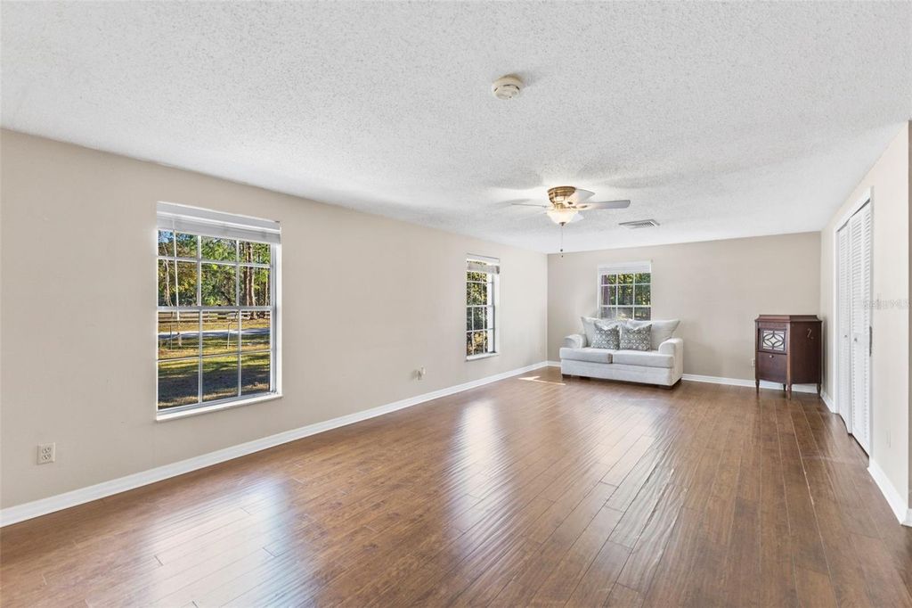 Image 9 of property listing at 1054 RANCH ROAD, Tarpon Springs, FL 34688