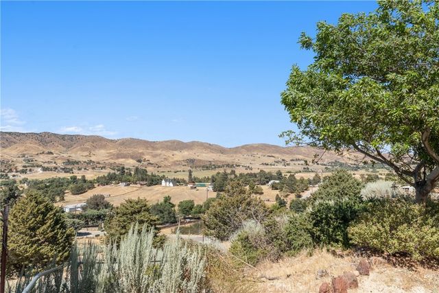8734 Vientos, Leona Valley, CA 93551
