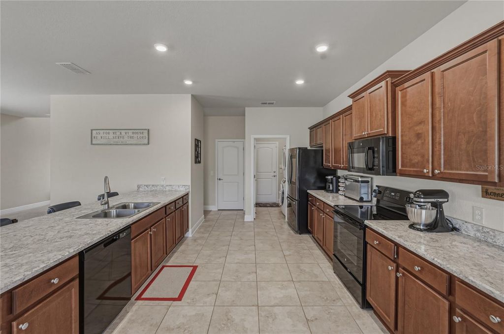 Image 20 of property listing at 4734 LATHLOA LOOP, Lakeland, FL 33811