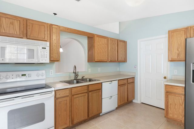 2575 SW 12th Sq Square SW, Vero Beach, FL 32968