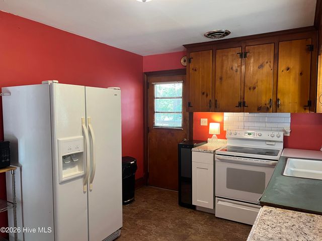 1607 E Berkley Road, Greenville, NC 27858