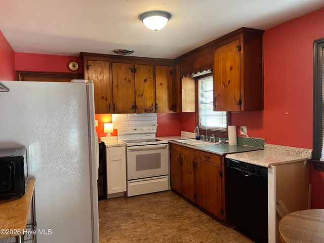 1607 E Berkley Road, Greenville, NC 27858