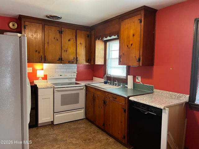1607 E Berkley Road, Greenville, NC 27858