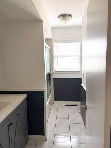 2011 E Rosebrier Street, Springfield, MO 65804