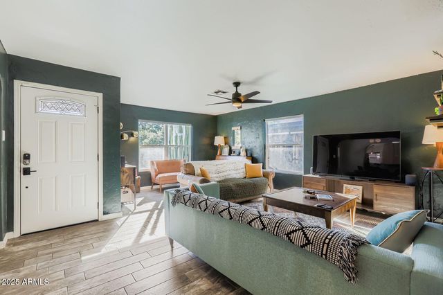 2210 E CAMBRIDGE Avenue, Phoenix, AZ 85006