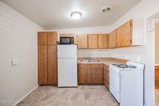903 S KENWOOD Circle 1, Tempe, AZ 85281