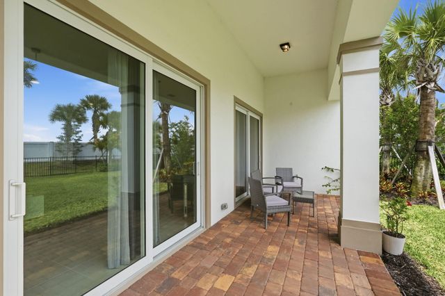 10550 Northbrook Circle, Palm Beach Gardens, FL 33412