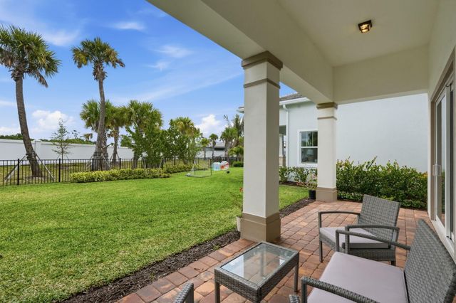 10550 Northbrook Circle, Palm Beach Gardens, FL 33412