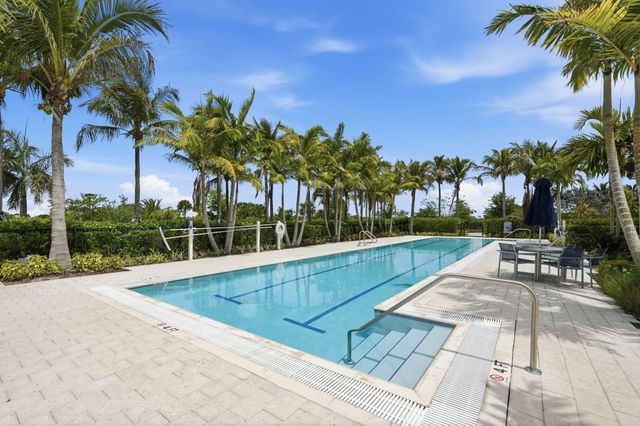 10550 Northbrook Circle, Palm Beach Gardens, FL 33412