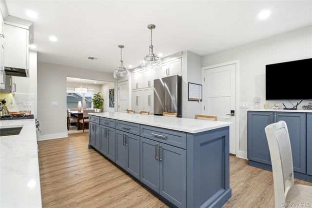 905 S 6th Street, Lindenhurst, NY 11757