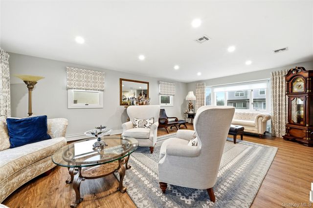 905 S 6th Street, Lindenhurst, NY 11757
