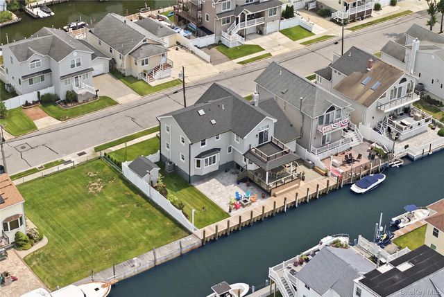905 S 6th Street, Lindenhurst, NY 11757