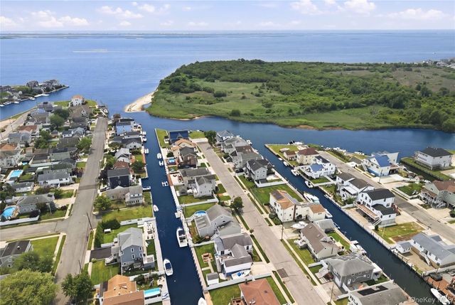 905 S 6th Street, Lindenhurst, NY 11757
