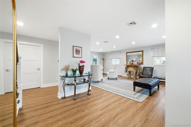 905 S 6th Street, Lindenhurst, NY 11757