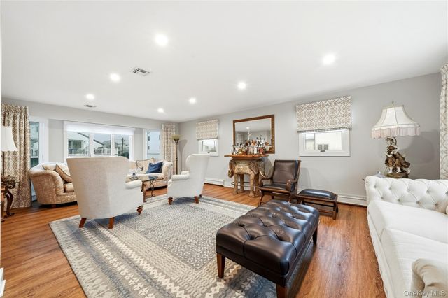 905 S 6th Street, Lindenhurst, NY 11757
