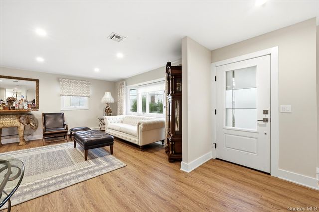 905 S 6th Street, Lindenhurst, NY 11757