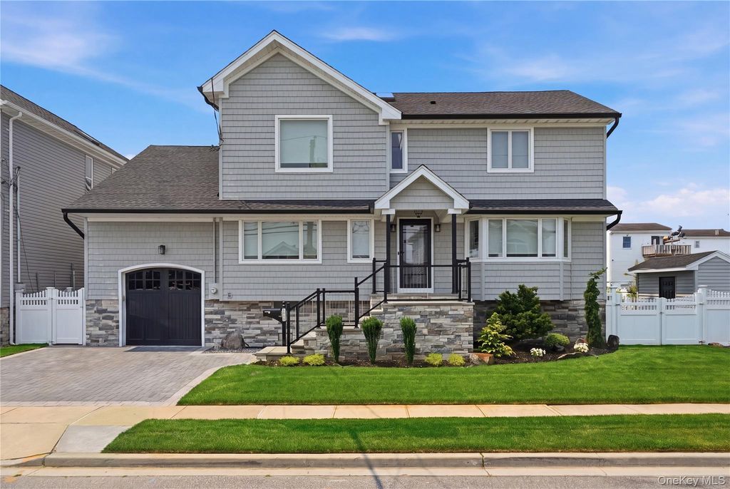 905 S 6th Street, Lindenhurst, NY 11757