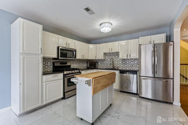 2 Guisborough Way, Edison, NJ 08820